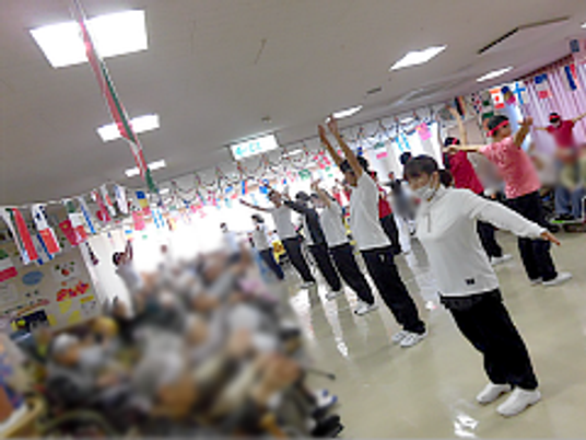 運動する様子の部屋内