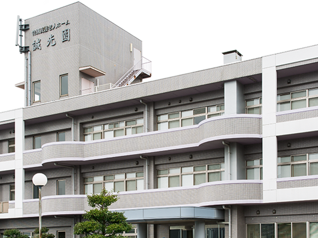 安らぎのある施設外観 外観 ゆったりとしたバルコニーが特徴の落ち着いた雰囲気の建物です。お選びいただく際の参考にしてください。