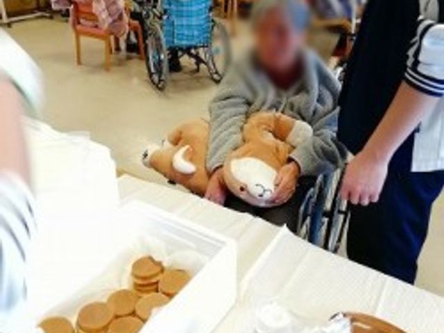 温かみのある交流空間 エントランス 自然と笑顔があふれる明るい空間です。ゆったりとした時間を一緒に過ごせます。