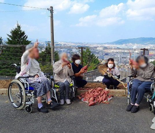 山の見える屋外スペース