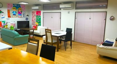 共用リビングの明るい空間