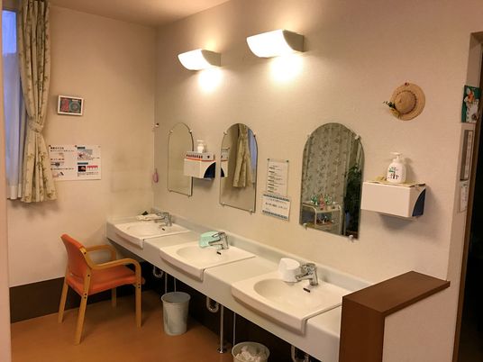 フットレスタイプの洗面台を、３台並べて設置している。椅子をご用意しているので、座ったままご利用いただける。
