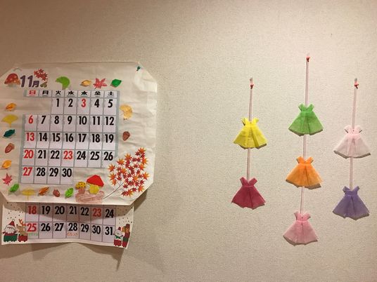 飾りつけが多く、賑やかな空間となっている。リビングにあるカレンダーにも、季節に応じてさまざまな装飾をしている。