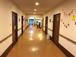 温かみのある廊下の風景