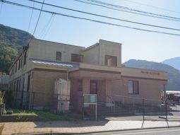 ゆったりとした外観の建物