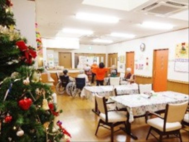 飾り付けられたダイニング イベント 祝日を彩る飾りと共に、明るく広々とした食事スペースで利用者が交流しています。