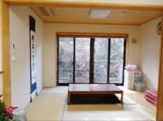 和室の明るい居室