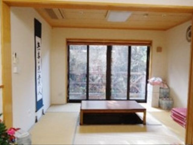 和室の明るい居室 和室 ゆとりある和室で、窓からの自然光が心地よい休息スペースです。畳の上で静かなひとときをお過ごしいただけます。
