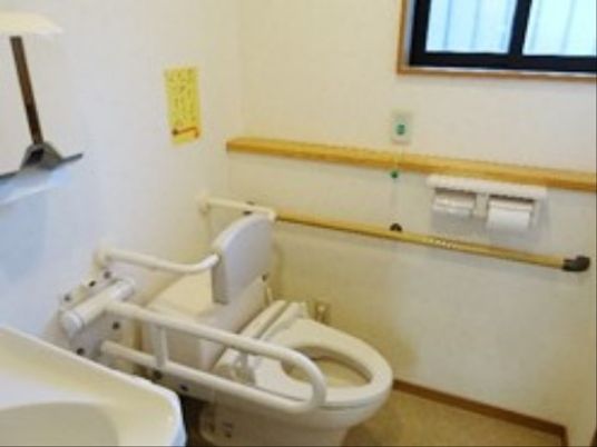 バリアフリー設計のトイレ