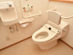 バリアフリー設計のトイレ