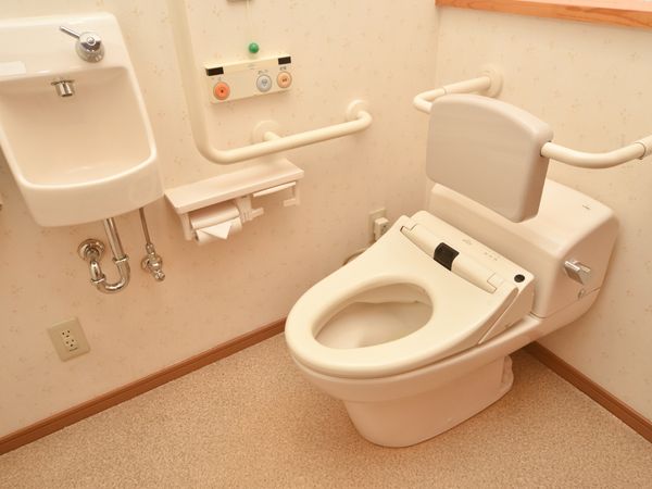 バリアフリー設計のトイレ
