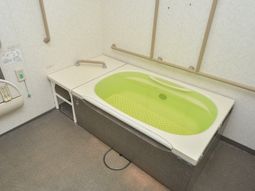 手すり付き浴槽
