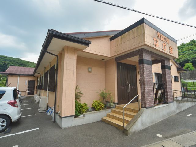 エントランスの外観 出入口 温かみのある色合いのエントランスが迎えてくれます。清潔感があり、穏やかな印象を与える空間です。