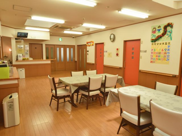 食堂の温もりある空間 手作りカレンダー 明るく広々とした食堂で、共に過ごすあたたかな時間を想像してください。
