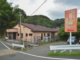 緑に囲まれた建物外観