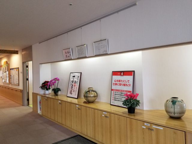 絵画と植物の飾られた廊下 廊下 絵画や植物が飾られた、明るい廊下です。リラックスした雰囲気を感じられる空間になっています。