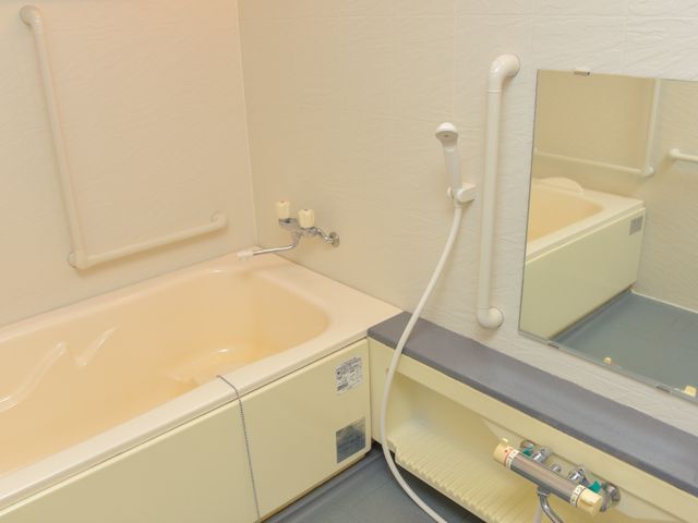 バリアフリー構造の浴室 浴室 手すりや座浴設備が整えられ、どなたでも安心してご利用いただける清潔な浴室です。安全と快適さを考慮した設計が魅力です。