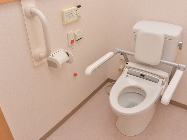 バリアフリートイレ設備 トイレ 手すりや緊急コールが備えられた、安全性を配慮したトイレ空間です。利用者の快適さと安心を考えた設計になっており、働く上での安全面の心配もありません。