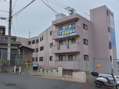 施設の外観と看板