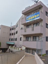 ピンク色の外観建物