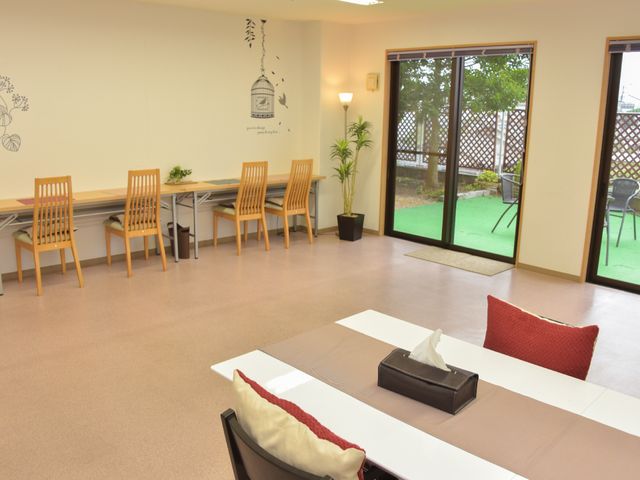 快適な多目的室 食堂 ゆったりとした椅子配置の多目的室です。明るい日差しと庭の緑が心地よい空間を演出しています。
