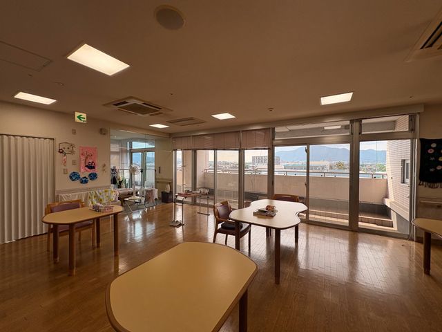 窓際が明るい食堂 食堂   大きな窓から景色が見える、開放感のある食堂です。テーブル間にゆとりがあり、落ち着いて過ごしやすそうです。