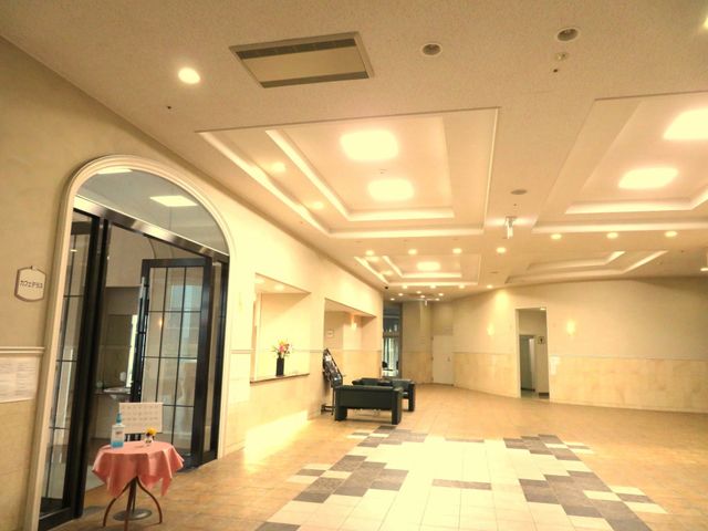 光が差し込む明るいロビー ロビー 開放感のある明るい空間です。来館者を迎える広々とした雰囲気が魅力的です。