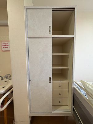 収納棚のある居室  
