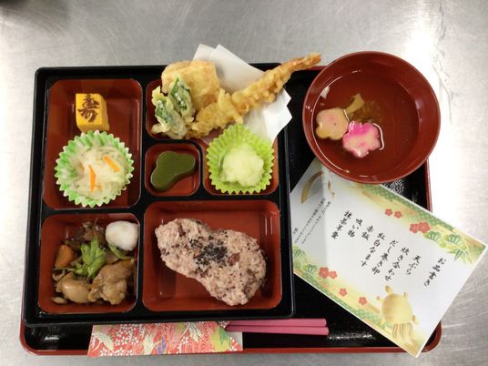 丁寧に盛り付けた料理