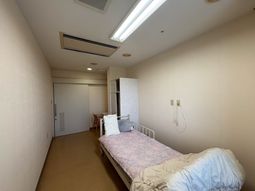 ベッドのある居室  