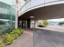 建物入口前の外観  