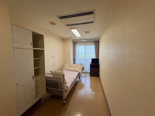 居室のベッドと収納  