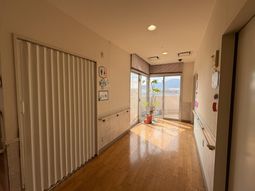 明るい廊下とトイレ前  