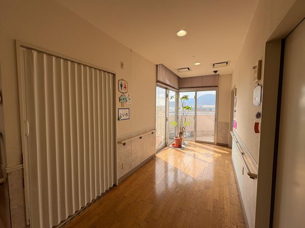 明るい廊下とトイレ前  