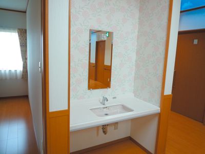 清潔な洗面台のある居室