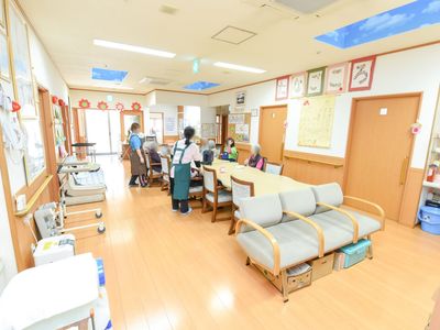 多機能の明るい居室