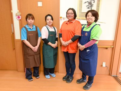 笑顔の職員たち居室内