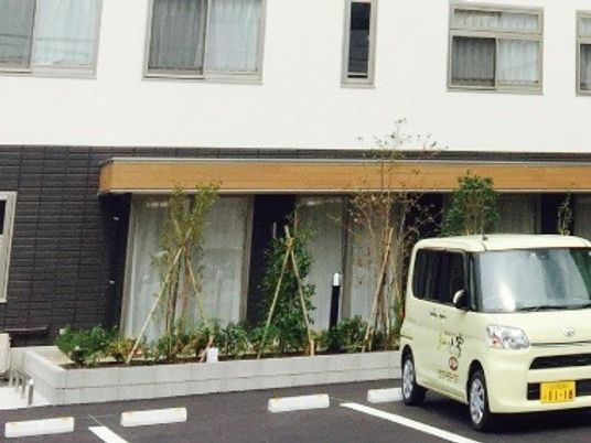施設前に停車中の車