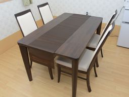 ダイニングテーブルと椅子