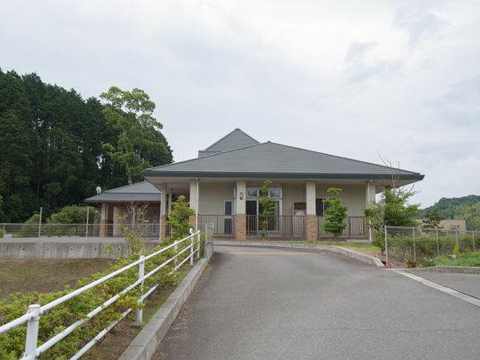 緑に囲まれた建物外観