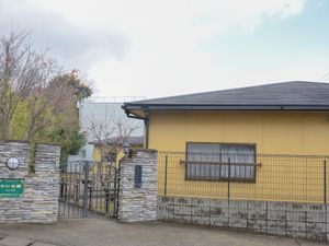 黄色い外壁の施設外観