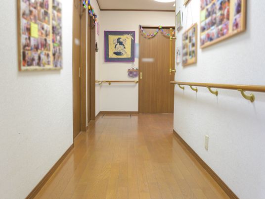廊下の手すりと掲示物