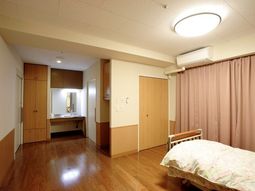 明るい居室の様子