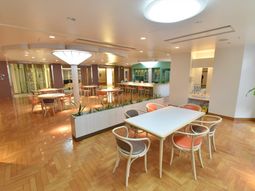 明るい食堂の様子