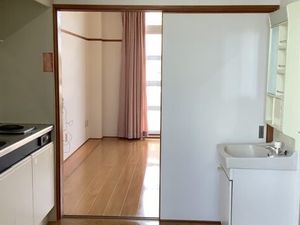 明るい居室の洗面台  