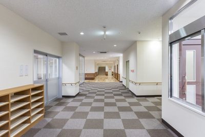 明るく広々とした廊下