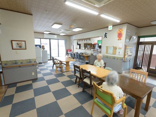 広々とした明るい食堂