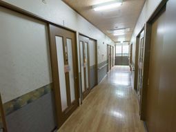 廊下が広がる様子