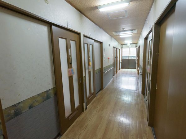 廊下が広がる様子