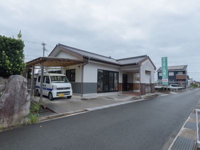 施設の外観と駐車場